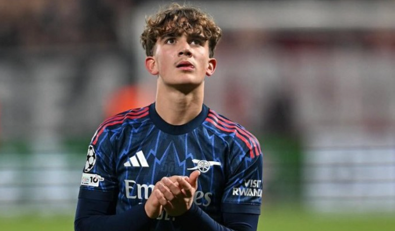 max-dowman-lap-ky-tich-lich-su-cung-arsenal-tai-dau-truong-c1