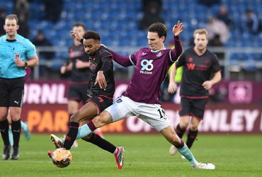 Burnley vs Millwall (22:00 – 10/01)
